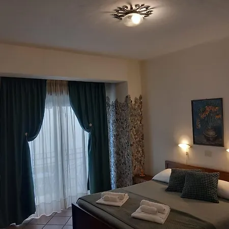 לינה וארוחת בוקר Sole Mare 3*